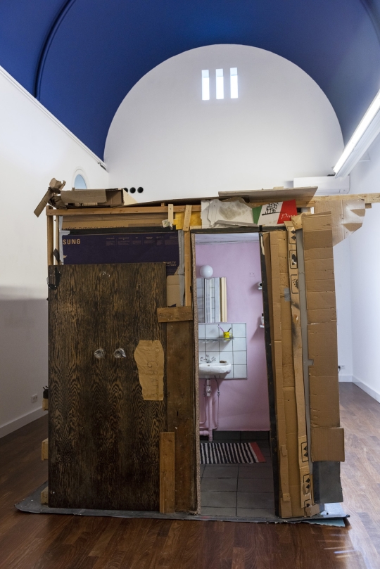 Stijn ter Braak, Mijn badkamer, Galerie Mieke van Schaijk, 2022. Foto: Hussel Zhu