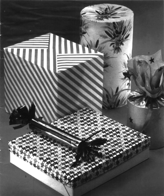 Afbeelding uit het boek uitgegeven door de Hallmark inpak stylist met onderschrift “The five basic gift box shapes,” In The art of Gift Wrapping: The Added Touch That Means So Much, by Kaye King, pagina 5, Kansas: Hallmark, 1960.