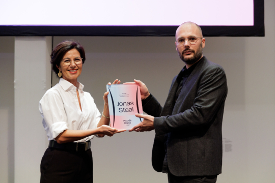 Staatssecretaris Uslu (Cultuur en Media) en Prix de Rome 2023 winnaar Jonas Staal. Foto: Aad Hoogendoorn.